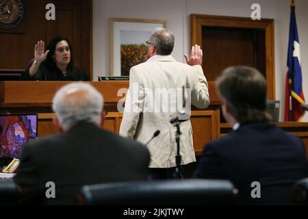 Austin, Texas, Stati Uniti. 2nd ago 2022. NEIL HESLIN, padre di 6 anni Sandy Hook sparando vittima Jesse Lewis, è giurato in presso il tribunale della contea di Travis martedì 2 agosto 2022, ad Austin per il processo contro Alex Jones. Jones è stato trovato per aver diffamato i genitori di uno studente Sandy Hook per aver chiamato l'attacco una bufala. (Credit Image: © Briana Sanchez via ZUMA Press Wire) Foto Stock