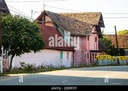 Vista del pittoresco villaggio Viscri in Romania. Dipinte vecchie case tradizionali nel borgo medievale sassone di Viscri, Romania, 2021 Foto Stock