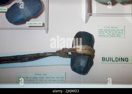 Assi in pietra con scanalature Anasazi con manico in legno sono stati utilizzati come utensile da costruzione. Mesa Verde National Park Museum, Colorado Foto Stock