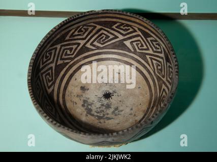 Anasazi ciotola in ceramica nero su bianco dipinta con disegni geometrici e un insetto dipinto sul fondo. Mesa Verde National Park Museum, Colorado Foto Stock