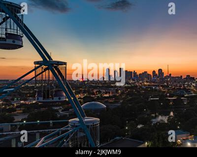 Uno skyline panoramico con grattacieli durante il tramonto girato di una ruota panoramica a Dallas, Texas Foto Stock