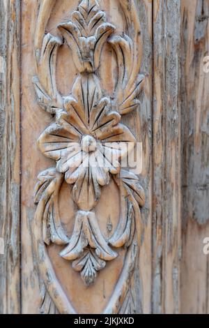 Un colpo verticale di un vecchio legno intagliato con l'ornamento a bassorilievo Foto Stock