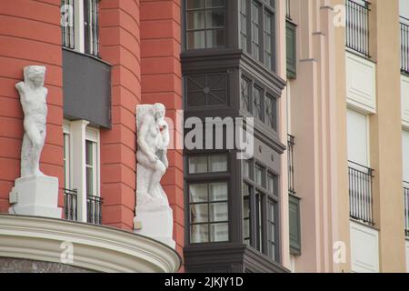 I dettagli delle sculture sulla facciata di un edificio a Bilbao, Spagna Foto Stock