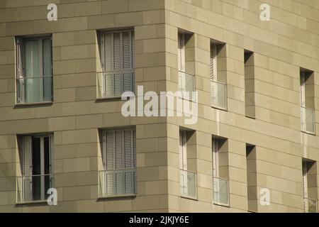 Una foto dall'angolo di un edificio bianco a Bilbao, Spagna Foto Stock