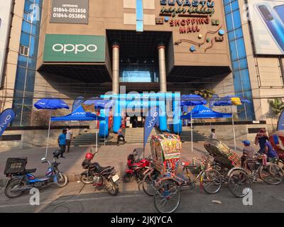 La facciata dell'edificio commerciale con biciclette lungo la strada a Dhaka, Bangladesh - concetto di vita quotidiana Foto Stock