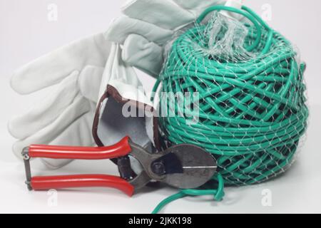 guanti da lavoro in pelle, corda plastificata e forbici agricole Foto Stock