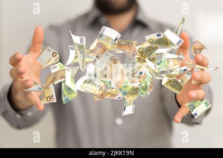 un colpo di banconote in euro che volano in mano Foto Stock