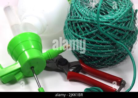 guanti da lavoro in pelle, corda plastificata e forbici agricole Foto Stock