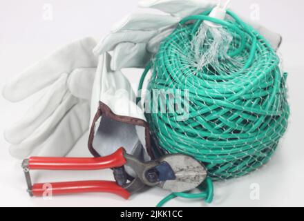 guanti da lavoro in pelle, corda plastificata e forbici agricole Foto Stock