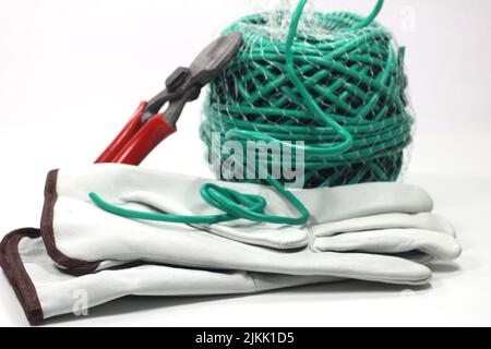 guanti da lavoro in pelle, corda plastificata e forbici agricole Foto Stock