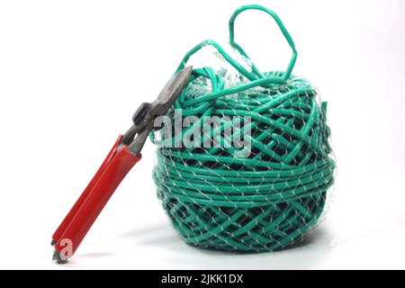 guanti da lavoro in pelle, corda plastificata e forbici agricole Foto Stock