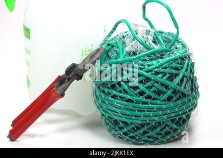 guanti da lavoro in pelle, corda plastificata e forbici agricole Foto Stock