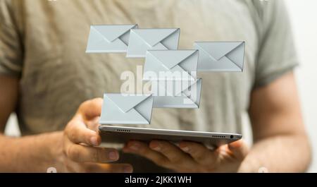 Una persona che presenta la proiezione virtuale della comunicazione e-mail Foto Stock
