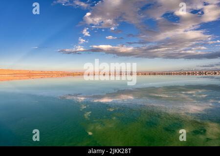 Un bellissimo paesaggio di un lago all'alba Foto Stock