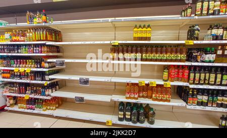 Carenze nei supermercati durante il conflitto di guerra tra Ucraina e Russia, scaffali senza olio di girasole e poco olio d'oliva Foto Stock