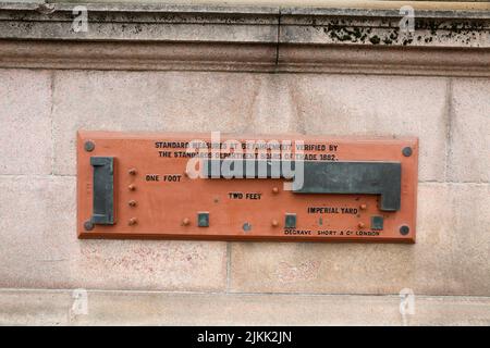 City Chambers, George Square, Glasgow., Scozia Regno Unito. Glasgow Standard misura sulle pareti delle camere della città. Una caratteristica usuale nell'edificio. Il segno legge lo standard di misura lineare imperiale, posiziona sul muro e un sentiero di congiunzione da parte della corporazione della città di Glasgow 1882 Foto Stock