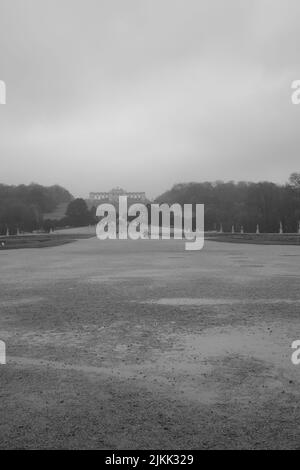 Una bella vista in bianco e nero del palazzo di Schoenbrunn che guarda la Gloriette Foto Stock