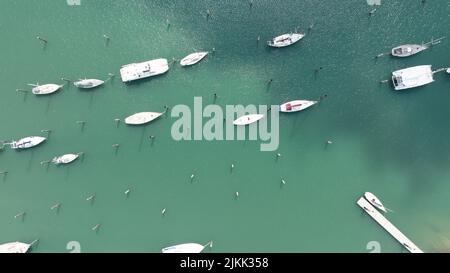 Una vista aerea delle barche bianche che navigano nel mare limpido Foto Stock