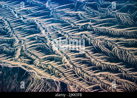 Un colpo d'aria che domina le montagne di Tianshan a Xinjiang. Foto Stock