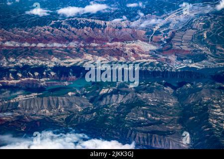 Un colpo d'aria che domina le montagne di Tianshan a Xinjiang. Foto Stock