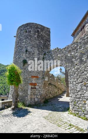 Uno scatto verticale di uno stretto corridoio acciottolato tra vecchi edifici medievali. Foto Stock