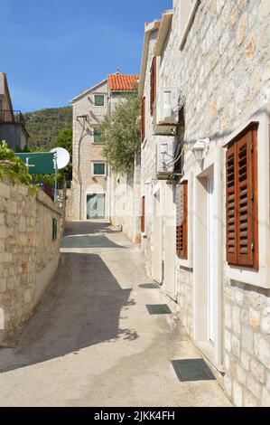 Una piccola strada a Bol, un villaggio su un'isola nel Mare Adriatico, Croazia. Foto Stock