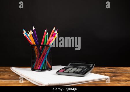 matite colorate con callculator Foto Stock