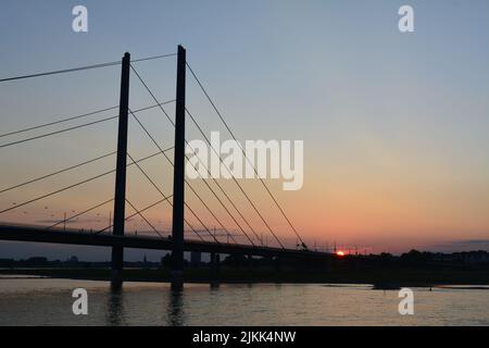Una bella vista del Dusseldorf al tramonto. Germania Foto Stock