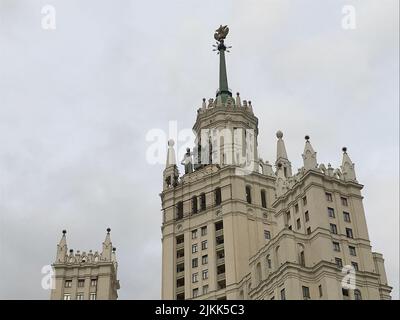 Il famoso edificio Kotelnicheskaya Embankment in una giornata nuvolosa Foto Stock