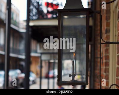 Un primo piano di una lampada a gas da strada vintage. Quartiere francese, New Orleans. Foto Stock