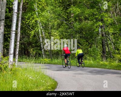 Due biciclette a cavallo al Peninsula state Park a Door County Wisconsin USA Foto Stock