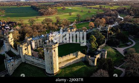 Una vista sui droni del castello di Warwick di giorno. Foto Stock