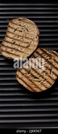 Vista dall'alto di due toast bruni alla griglia Foto Stock