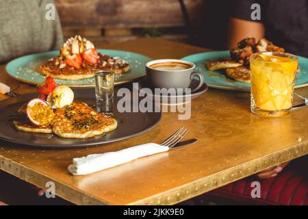 Un bellissimo shot di frittelle servite con diversi condimenti nel ristorante Foto Stock