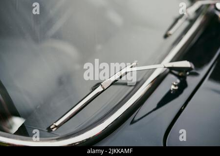 Primo piano di un tergicristallo vintage sul parabrezza di un'auto. Foto Stock