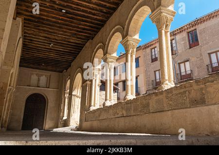 Columnata y arcada de la iglesia de estilo románico siglo XII de la Santísima trinidad en Segovia, España Foto Stock