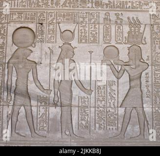 LA DEA HATHOR NEL TEMPIO EGIZIO DI DENDARA Foto Stock