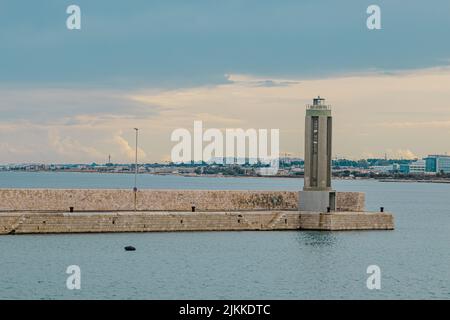 Una vista panoramica del faro sul mare di Bari in una giornata nuvolosa Foto Stock