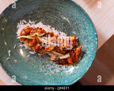 Un colpo di testa di un piatto di pollo con riso Foto Stock