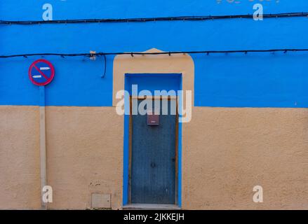 Una vista della porta chiusa a chiave nelle pareti blu e arancione Foto Stock