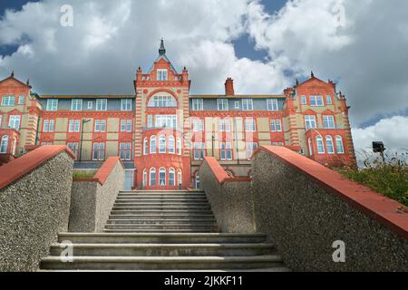 L'hotel Headland sulla cima della scogliera si affaccia su Towan Head e sulla spiaggia Fistral, Newquay, Cornovaglia, Inghilterra. Foto Stock