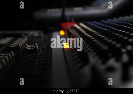 Ripresa con messa a fuoco selettiva di un registratore, con alcuni pulsanti attivati Foto Stock