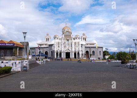 Una bella foto della Basilica di nostra Signora degli Angeli contro il cielo nuvoloso blu in una giornata di sole a Cartago, Costa Rica Foto Stock