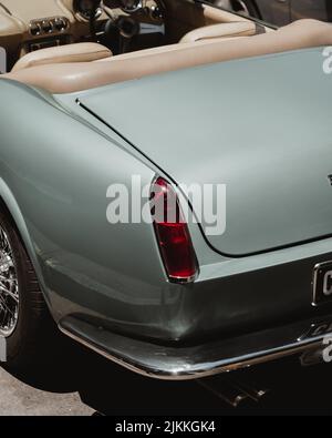 Un primo piano verticale di un'auto d'epoca blu chiaro Foto Stock