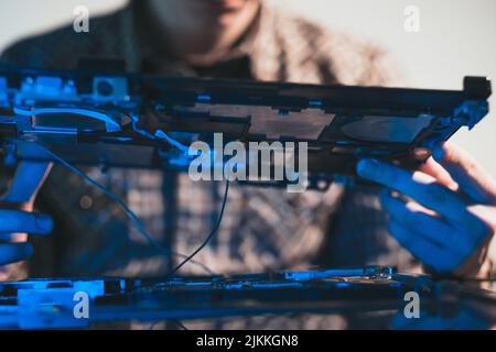 negozio di riparazione microelettronica disassemblato laptop Foto Stock