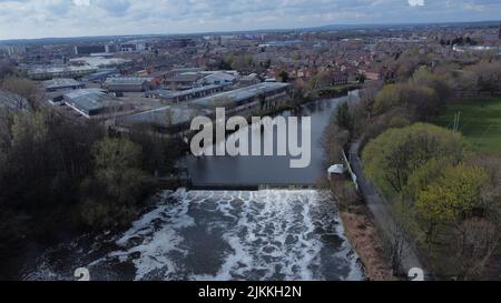 Una foto aerea dello stramazzo Howley sul fiume Mersey a Warrington Foto Stock