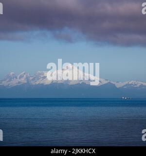 Uno scatto verticale del Monte Iliamna visto dal Golfo dell'Alaska, USA Foto Stock