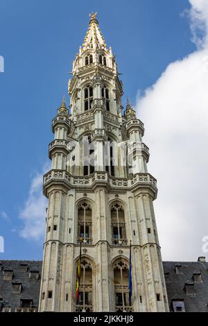 Uno scatto verticale del Municipio di Bruxelles sullo sfondo di un cielo nuvoloso. Foto Stock