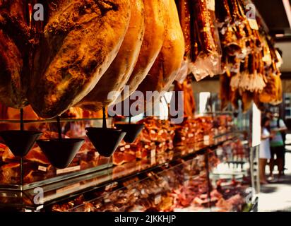 Una vetrina refrigerata di una macelleria Foto Stock