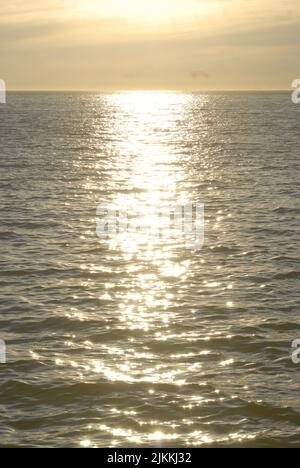 Un'immagine verticale del bellissimo sole che splende sull'oceano a Hermosa Beach in California Foto Stock